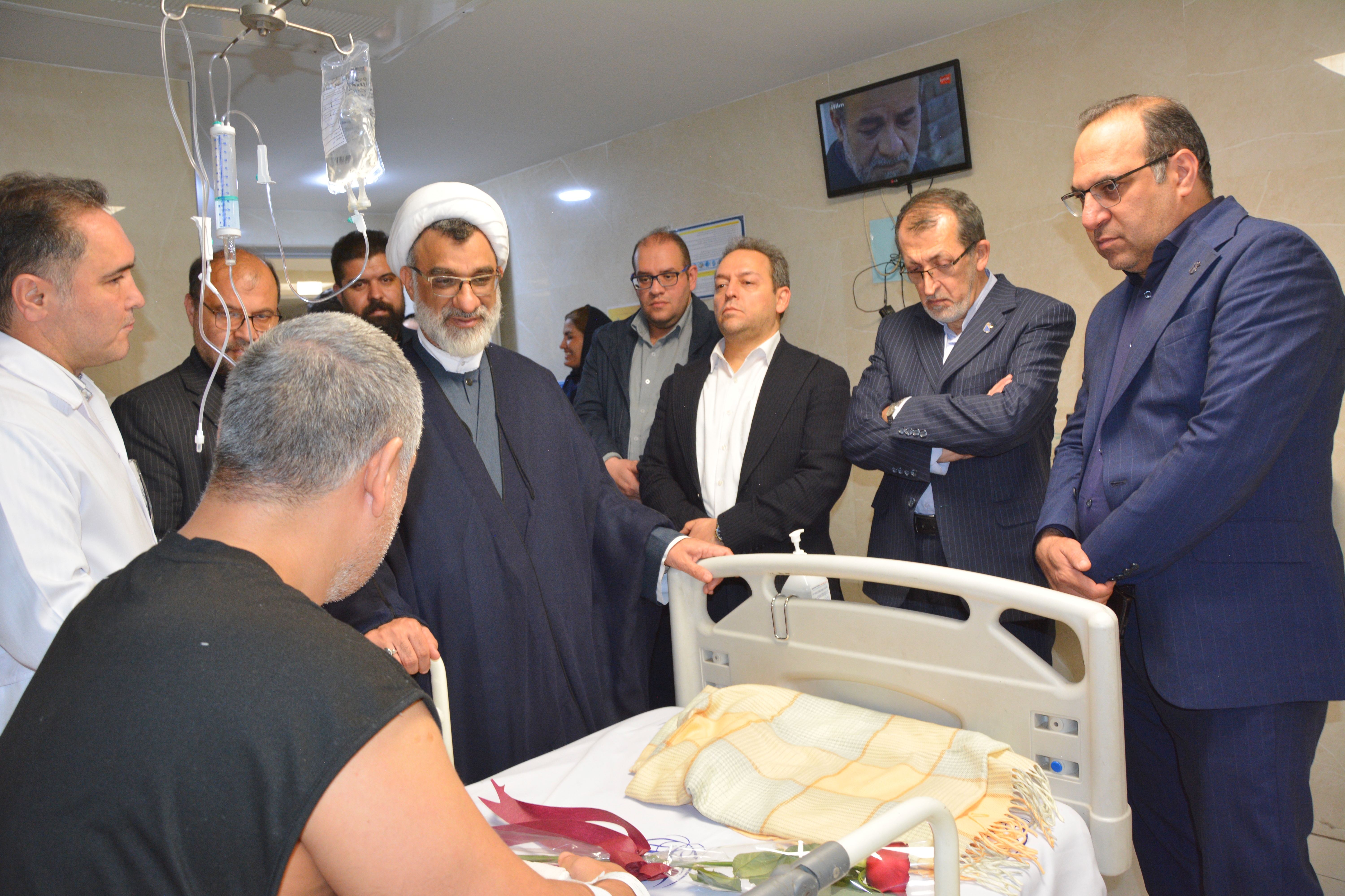 عیادت دبیر شورای عالی انقلاب فرهنگی از مجروحین