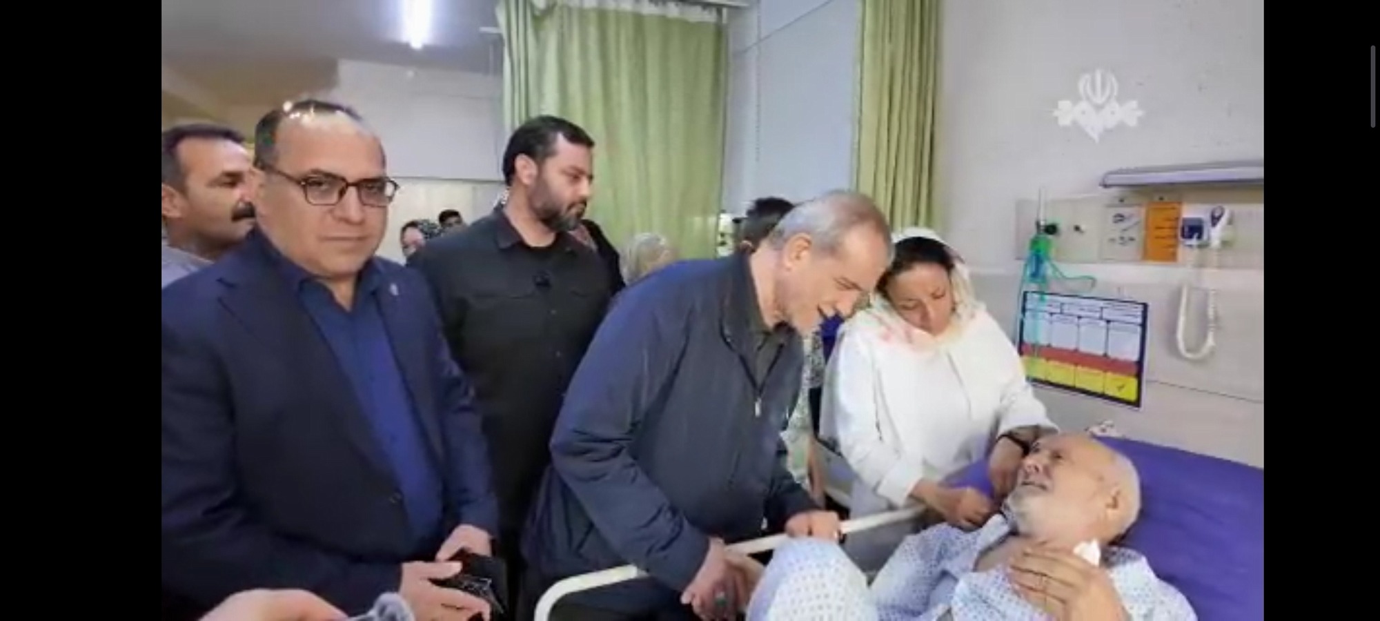 رئیس جمهور با حضور در مجتمع، از تعدادی از مجروحان عیادت کرد.